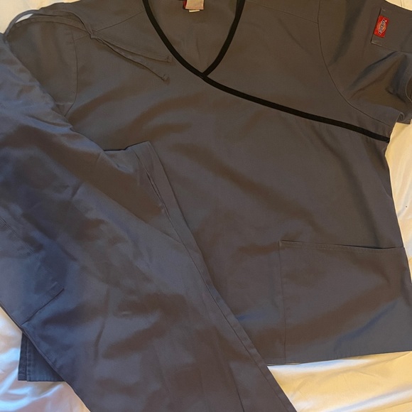 Dickies women gray scrubs 2 short sleeve sets and 1 long sleeve jacket - Picture 5 of 7